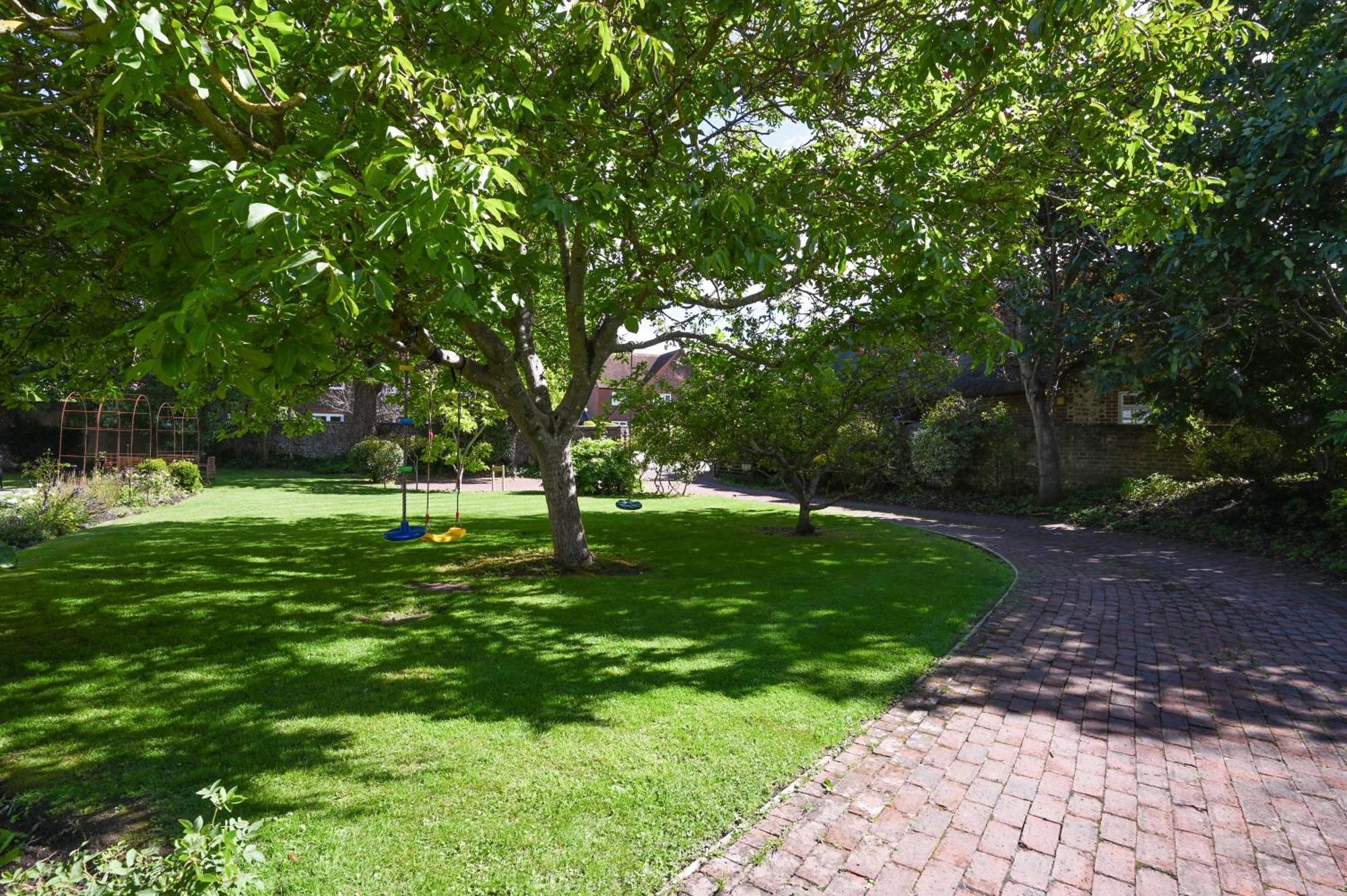 Villa Walnut Tree House Rustington Exterior foto